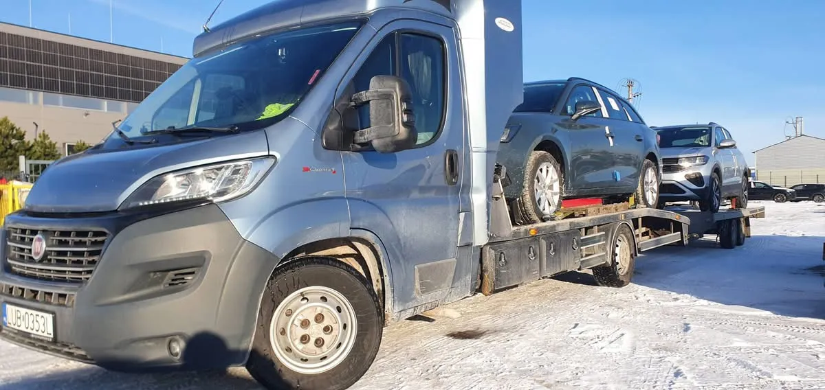 Autolaweta z dwoma SUV-ami — transport zimowy