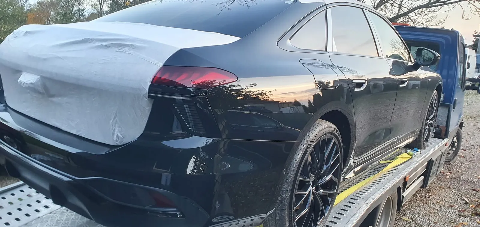 Mercedes na lawecie — przewóz aut salonowych