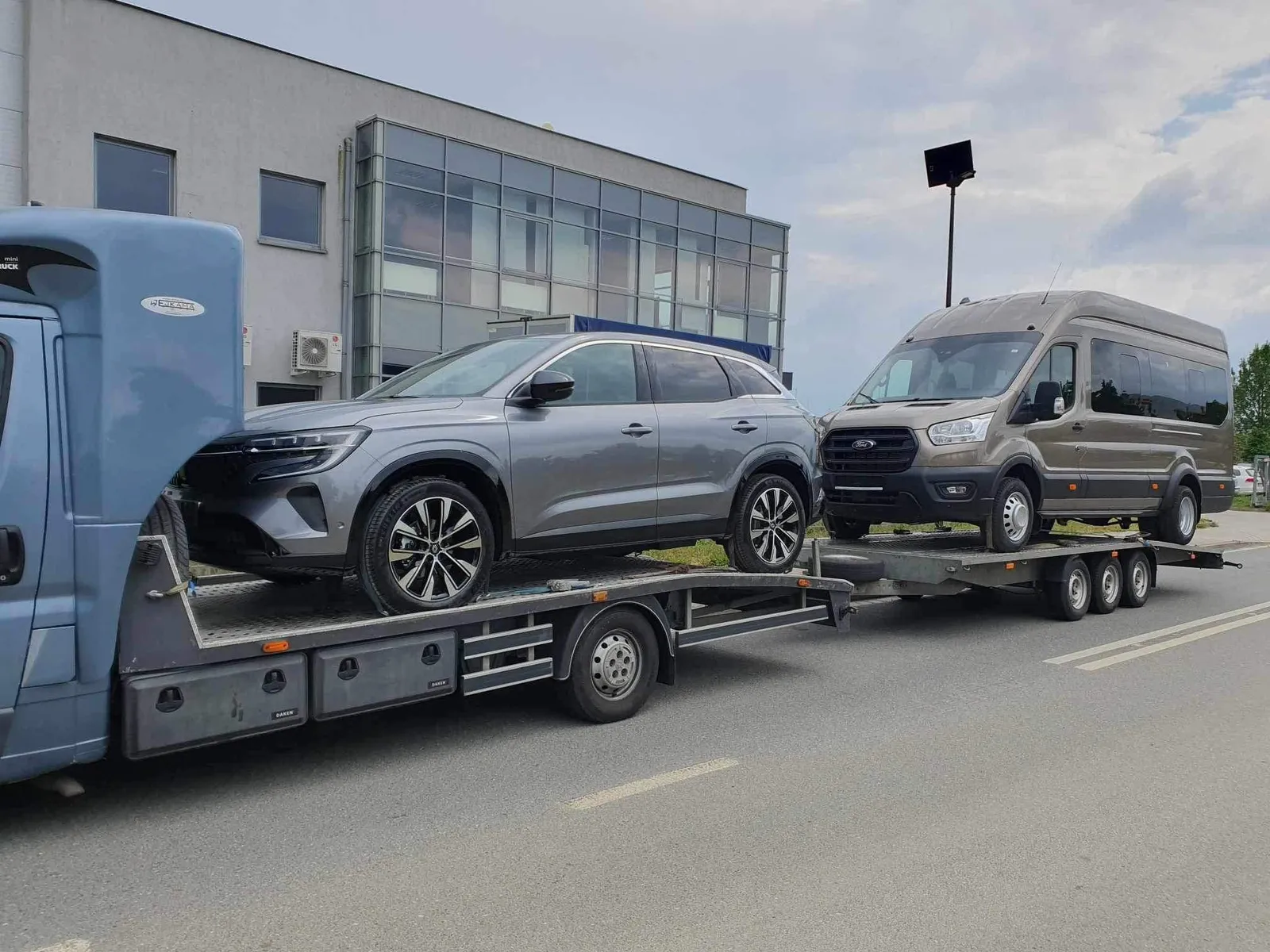 SUV i bus Ford Transit — przewóz dwóch pojazdów